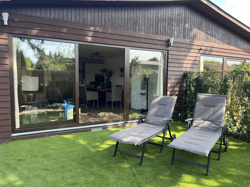 Bungalowhälfte, eigenen sonnigen Garten, überdachte Terrasse,
